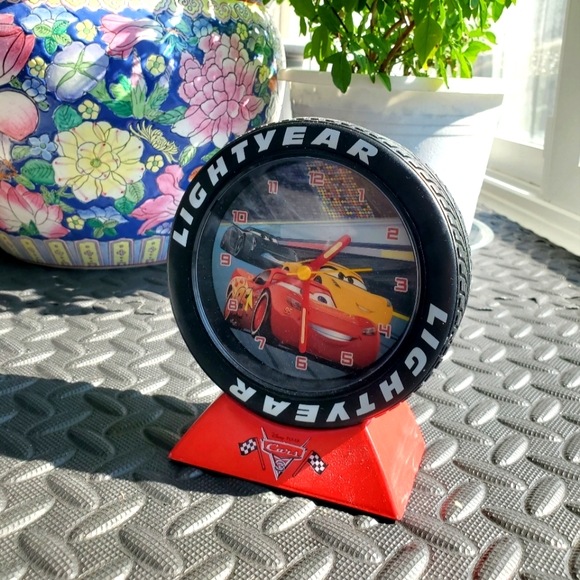 Disney Lightning McQueen Tire Clock - Picture 1 of 4
